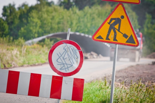 Kilkaset kilometrów naszych dróg jest w takim stanie, że zwykły remont im już nie pomoże