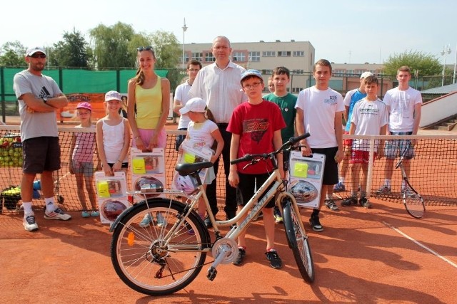 W nagrodę za ciężkie treningi młodzi tenisiści mogli wygrać rower i akcesoria rowerowe ufundowane przez WORD.