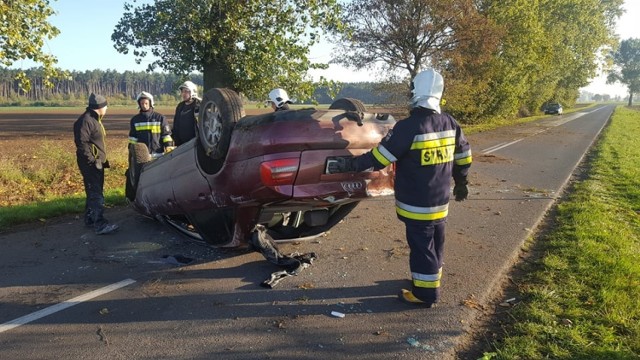 W niedzielę rano pod Grodziskiem Wielkopolskim doszło do wypadku - między Wielichowem i Trzcinicą dachowało auto. Kierowca uciekł. Przez kilka godzin szukała go policja.Kolejne zdjęcie -->