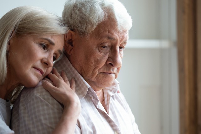 Choroba Alzheimera negatywnie wpływa nie tylko na chorego, ale też na jego otoczenie i najbliższych.