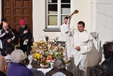 Częstochowa. "Święconka" na Jasnej Górze. Wierni ustawiają się z koszyczkami na placu przed bazyliką 