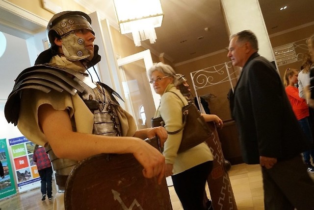 W Teatrze Miejskim odbyła się konferencja naukowa poświęcona Askaukalis. Gości witali rzymscy legioności