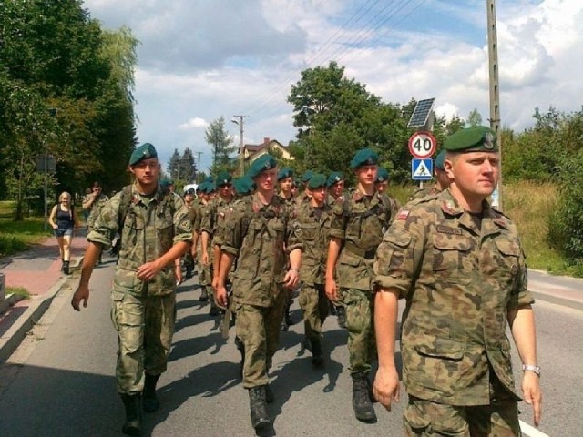 Tarnobrzescy Strzelcy na trasie Marszu Szlakiem Pierwszej Kompanii Kadrowej.