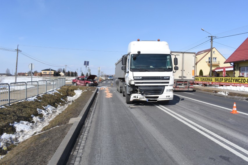 Wypadek samochodu osobowego z ciężarówką w Sycnie.