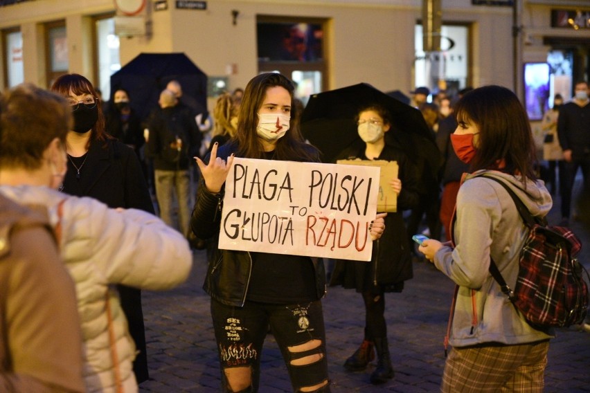 Czarny Protest w Toruniu! W piątkowy wieczór na toruńskiej...