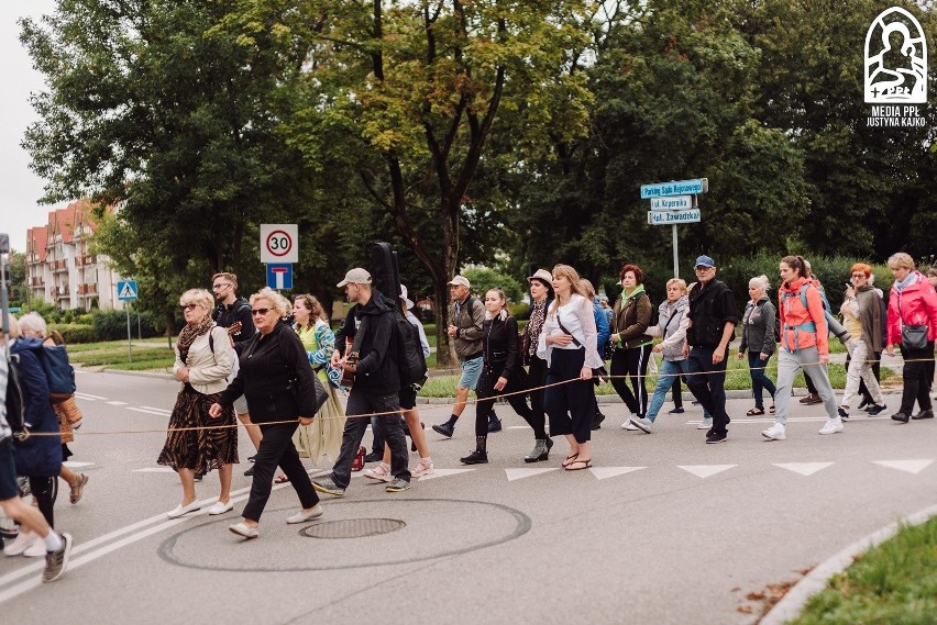 Łomża. Wyruszyła 38. Piesza Pielgrzymka Łomżyńska na Jasną Górę. Blisko 200 pątników zmierza do Częstochowy