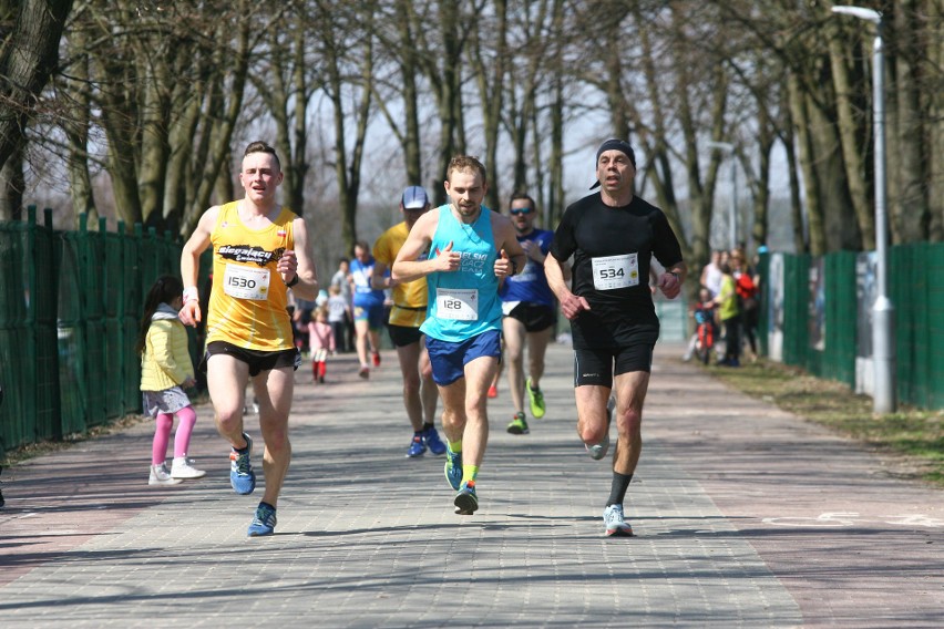 Biegli w niedzielę nad Zalewem Zemborzyckiem. To ostatni bieg z cyklu "Cztery Dychy do Maratonu" [DUŻO ZDJĘĆ]