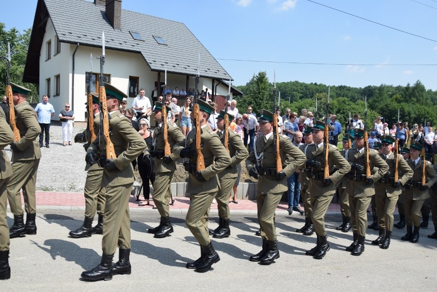 Hołd dla 30 ofiar pacyfikacji Radwanowic w miejscu kaźni hitlerowskiej. Wspomnienia bestialskiego mordu [ZDJĘCIA] 