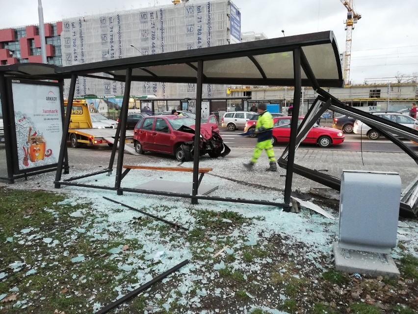 Samochód staranował przystanek przy Magnolii [ZDJĘCIA]