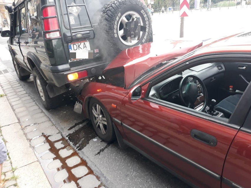 Wypadek w centrum Wrocławia. Wjechał pod terenówkę, duże korki (ZDJĘCIA)