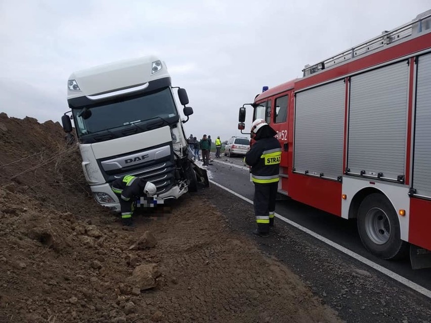 Groźny wypadek we Włókach pod Bydgoszczą. Zderzenie ciężarówki i auta osobowego [zdjęcia]