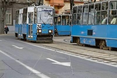 Nie ma pieniędzy na remont torów, więc na łuku Basztowa-Dunajewskiego ograniczono prędkość tramwajów do 5 km/h FOT. ANNA KACZMARZ