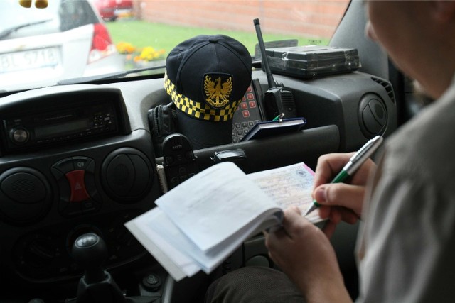 Wystawiony przez policjanta, strażnika miejskiego czy strażaka mandat kredytowany należy opłacić w ciągu siedmiu dni. Jeśli ukarana osoba wymiguje się, naliczane są odsetki. Są one jednak niewielkie, więc wielu ukaranych mandatami się nie przejmuje.