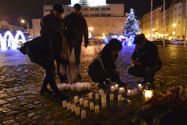 "13.12 PAMIĘTAMY" - taki napis o północy z 12 na 13 grudnia przy katedrze w Gorzowie ułożyli Młodzi Demokraci.- Chcemy w ten sposób uczcić pamięć wszystkich ofiar stanu wojennego. To ogólnopolska akcja Młodych Demokratów w całym kraju. Pokazujemy, że my, ludzie, których w 1981 r. czasami nie było nawet na świecie, chcemy i będziemy pamiętać o tych, którzy w stanie wojennym stracili wolność, a nawet życie - mówiła "GL" organizatorka gorzowskiej akcji Paulina Szymotowicz.Kolejne akcje i zgromadzenia w Gorzowie szykują się o 15.30 na Wełnianym Rynku, koło wagonu tramwajowego, a później także na Starym Rynku (uwaga: to zgromadzenie będzie poprzedzone mszą w Białym Kościele o 18.00, potem uczestnicy nabożeństwa przejdą na Stary Rynek).Zobacz też wideo: Magazyn Informacyjny GL 08.12.2017Przeczytaj też:  Rocznica wybuchu stanu wojennego. To była noc straconych złudzeń