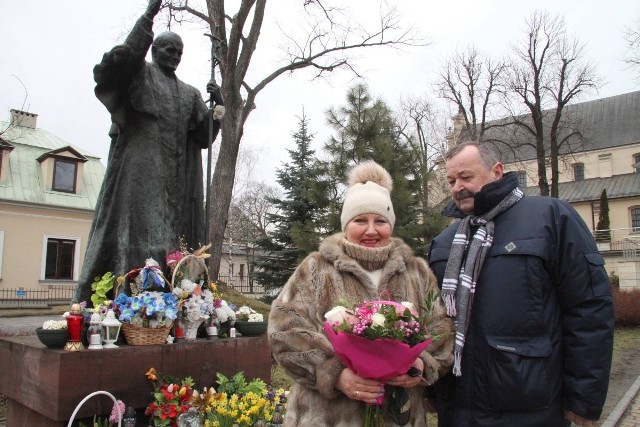 Anna Głowacka i Ryszard Sołkiewicz złożyli w poniedziałek kwiaty pod pomnikiem Karola Wojtyły.