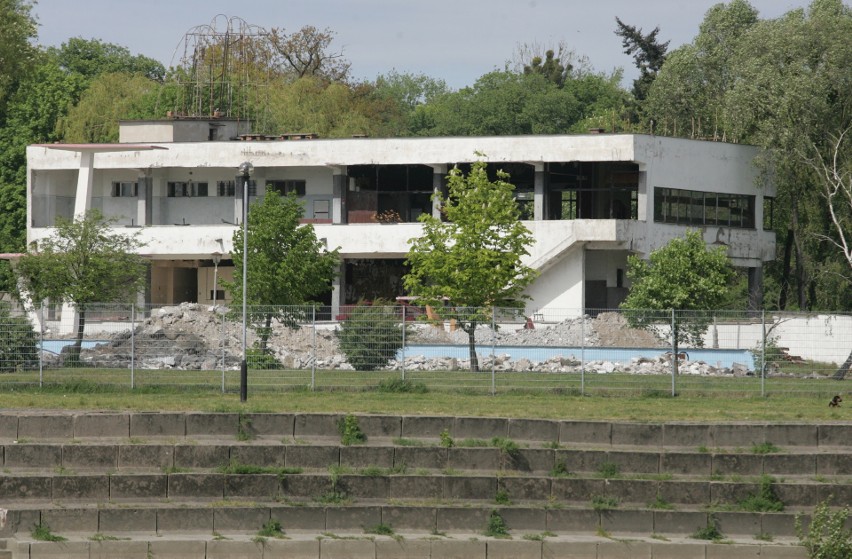 Rozbiórka basenu w maju 2009 roku.