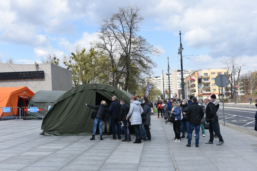 Masowe szczepienia przeciw COVID-19 w Toruniu. Przed...