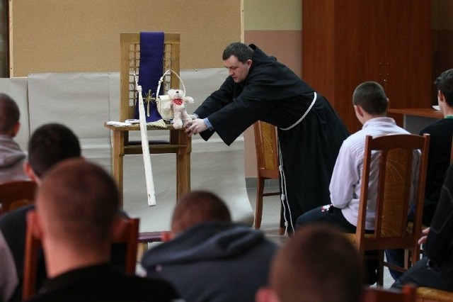 Pod kierunkiem Zdzisława Reczyńskiego wychowankowie ośrodka w Podzamczu wspomagani przez  Martę i Olę z Teatru Zbożowego oraz ojca Pawła Chmurę przygotowali teatralne rekolekcje dla swoich kolegów.