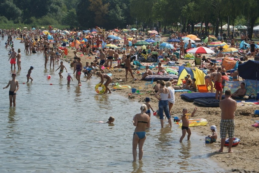 W sobotę nie brakowało chętnych do plażowania nad Pogorią...