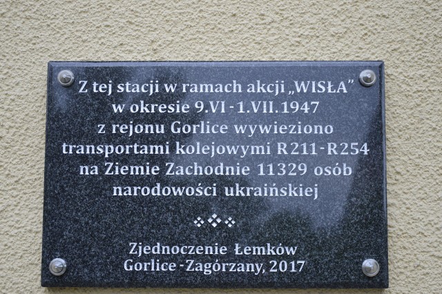 Tablica, która zostanie odsłonięta w piątek na dworcu w Gorlicach - Zagórzanach, została zaakceptowana przez IPN.