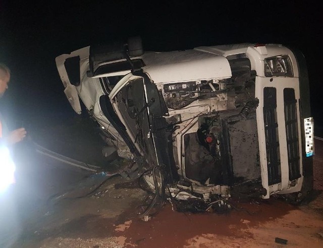 Wypadek ciężarówki w Lipsku. Zestaw przewrócił się na bok na ulicy Spacerowej. Kabina została rozbita, a ranny kierowca trafił do szpitala.