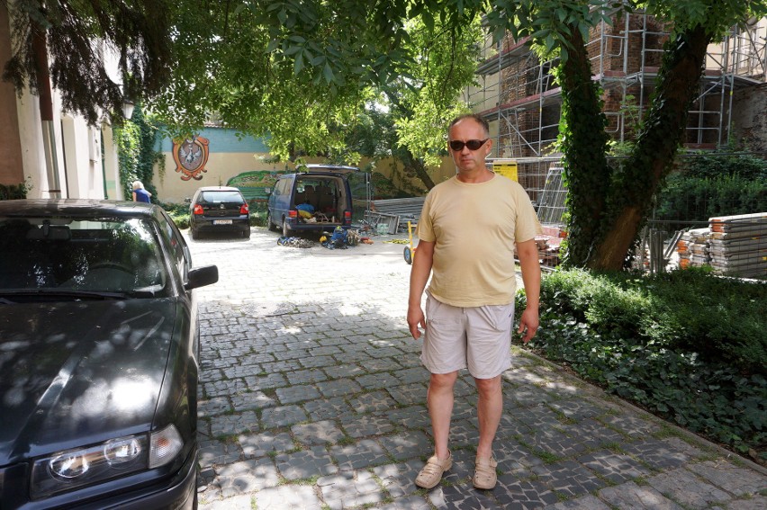 Lublin. Na podwórku remont, nie ma gdzie zostawić auta. „Zarządca naszej nieruchomości powinien wcześniej zadbać o mieszkańców"