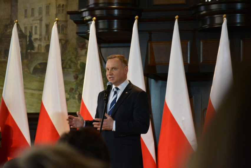 Prezydent Andrzej Duda podpisujący Ustawę o Narodowym Dniu...