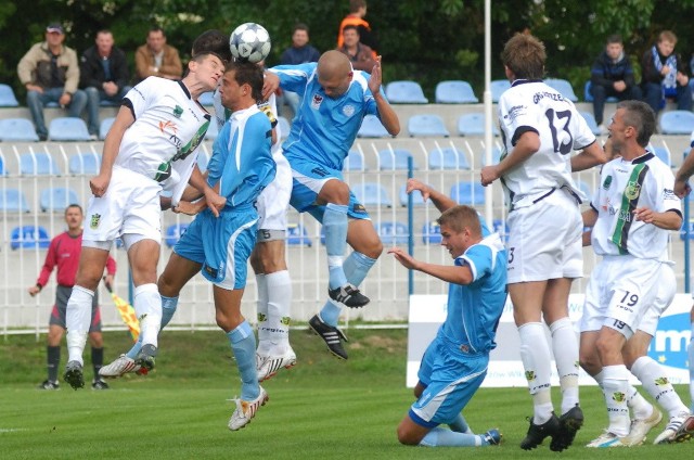 Wrześniowy mecz z GKS Jastrzębie gorzowianie (w ciemniejszych strojach) wygrali 1:0. Z obroną rywali walczą (od lewej): Szymon Sawala, Adam Więckowski i Maciej Malinowski.