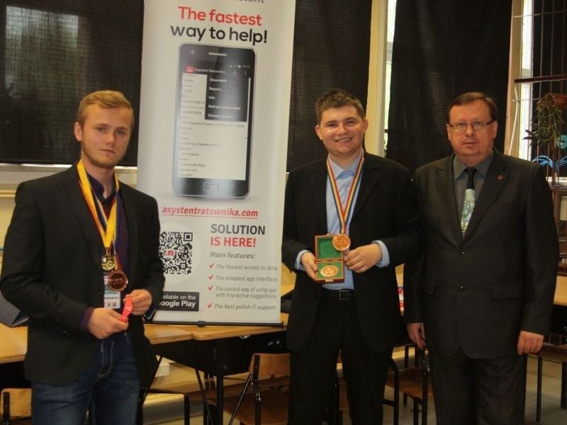 Młodzi wynalazcy z Ostrowca zdobyli brązowy medal w konkursie informatycznym w Bukareszcie 