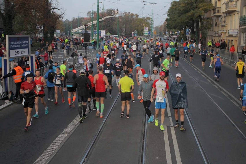 Zawodnicy w oczekiwaniu na start 18. PKO Poznań Maratonu.