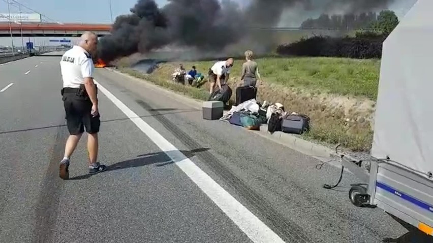 Pożar auta na autostradzie A4 w Katowicach: Jechali na urlop. Policjanci ocalili ich dobytek ZDJĘCIA + WIDEO