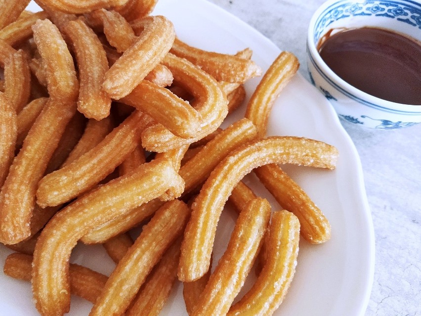 Smażone churros to pyszny przysmak, który w bardzo łatwy...