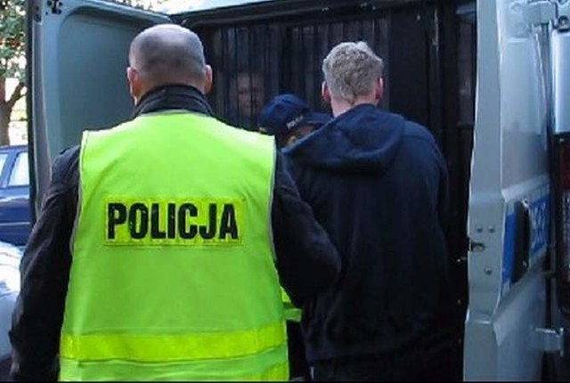 Namysłowscy kryminalni, przy współpracy z pokrzywdzonym, zorganizowali zatrzymanie fałszywego policjanta, który miał odebrać pieniądze dla wnuczka.