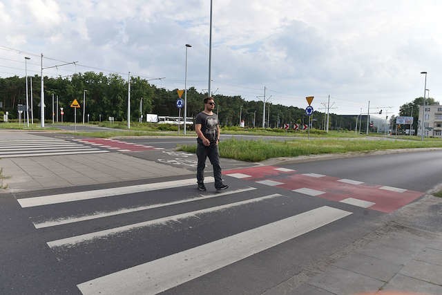 Przejazd dla rowerzystów na placu Hoffmanna obok przejścia dla pieszych przez skrzyżowanie może zostać wyposażony w progi zwalniające