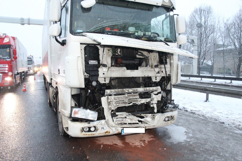 Olkusz. Tir staranował autobus szkolny. Dziewięcioro dzieci trafiło do szpitala