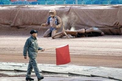 Na błotnistej nawierzchni upadek zaliczył także doświadczony Jason Crump. Skończyło się tylko wybitym barkiem. Fot. PAP/EPA/ADAM IHSE