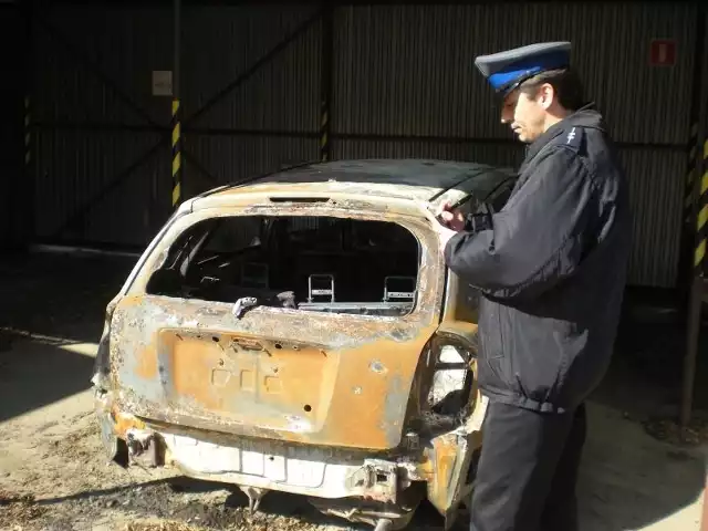 Policjanci zabezpieczyli spalone auto.