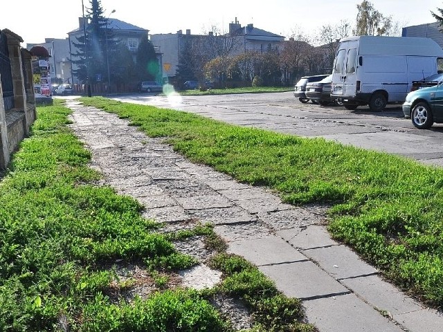 Nawierzchnia ulicy Bolesława Śmiałego w Tarnobrzegu wygląda fatalnie.