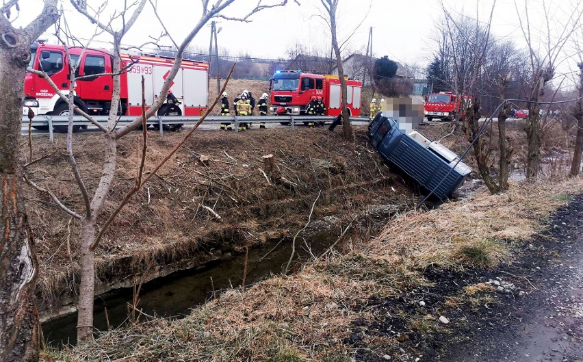 Troje dzieci i ich matka w szpitalu. Auto wpadło do potoku pod Nowym Sączem