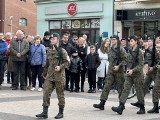 Huczne obchody Święta Niepodległości w Rybniku. Kwiaty pod pomnikiem św. Jana Pawła II.  Pokaz musztry paradnej na rynku WIDEO, ZDJĘCIA