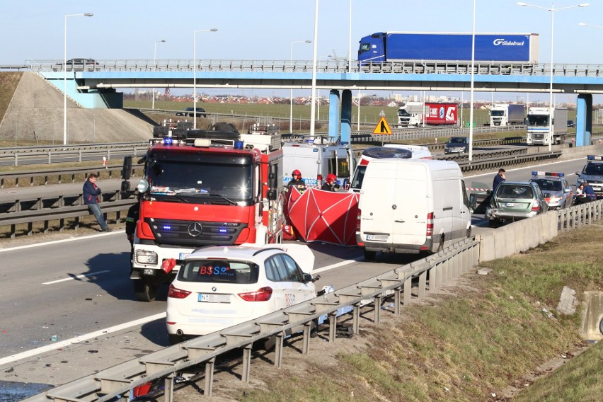 Śmiertelny wypadek na A4 we Wrocławiu. Człowiek spłonął w aucie 