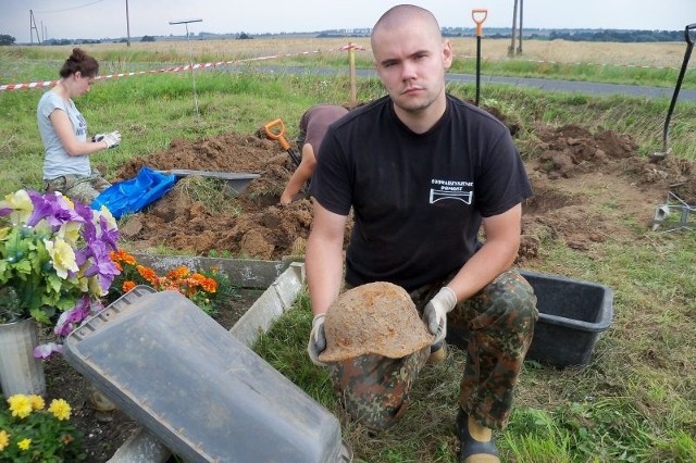 Co roku służby konserwatorskie wydają kilka pozwoleń na poszukiwania. Zazwyczaj występują o to stowarzyszenia i instytucje. Na zdjęciu: poszukiwania wojennych grobów we wsi Krzyżowice.