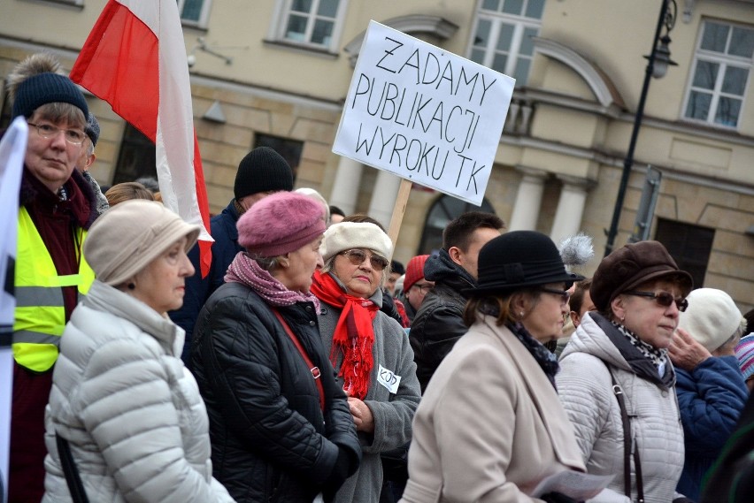 Komitet Obrony Demokracji manifestował w Lublinie. "Beata opublikuj!" [ZDJĘCIA, WIDEO]