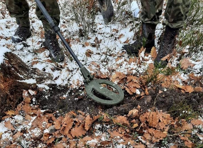 Kolejne niebezpieczne znalezisko w świętokrzyskich lasach. Niewybuchy i pociski w Nadleśnictwach Suchedniów i Starachowice 