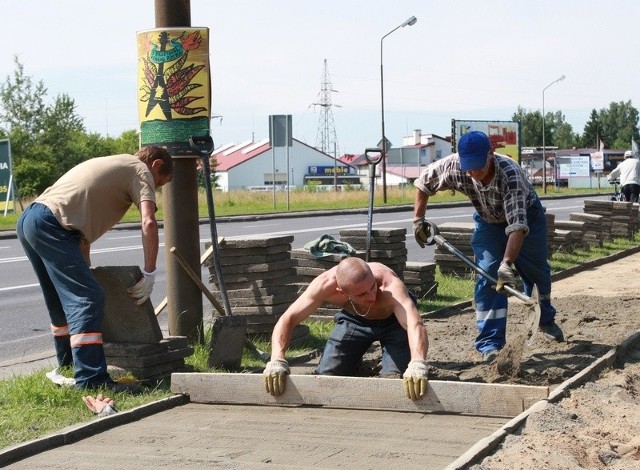 Ekipy remontowe naprawiają chodnik przy ul. Szczecińskiej. 