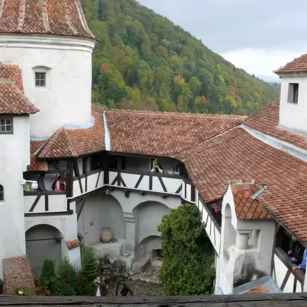 Z górnych galerii zamku rozciąga się widok na Karpaty.