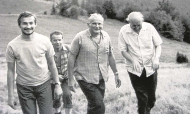 1972 rok. Kard. Karol Wojtyła z ks. Franciszkiem Blachnickim (z prawej) idą na górę Błyszcz koło Tylmanowej. Za nimi ks. Stanisław Dziwisz