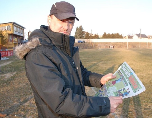 Trener Zenitu Chmielnik Waldemar Szpiega, poleca piłkarski "Skarb Kibica&#8221;.