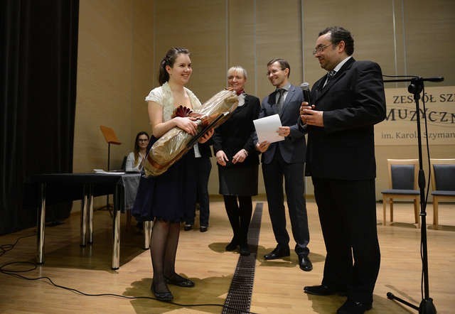 Wiktoria Białostocka odbiera nagrodę - futerał na skrzypce z rąk jurorów konkursu 