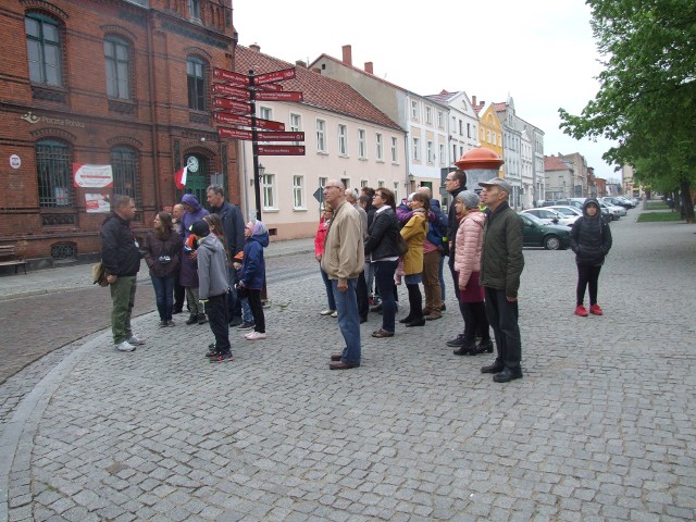 Obejrzeć  zabytki oraz poznać historię Chełmna, Miasta Zakochanych, można podczas  spacerów z przewodnikami turystycznymi. Na cykliczne spotkania przychodzą turyści oraz mieszkańcy miasta chętni, aby poznać jego historię. Okazją ku temu był np. spacer pod hasłem „Dzieje średniowiecznego Chełmna”, który poprowadził Sławomir Grabowski. Grupa odwiedziła m.in. kościoły pw. Wniebowzięcia Najświętszej Maryi Panny oraz podominikański Świętych Apostołów Piotra i Pawła. Z kolei w niedzielę (5 maja) na spacer po parkach i ogrodach Chełmna  chętnych zabierze przewodnik Jadwiga Alaba - Wesołowska. Trasa wiedzie m.in. przez Stare i Nowe Planty, Park Pamięci i Tolerancji im. L. Rydygiera. Zbiórka chętnych o g. 10.30 przed  Ratuszem. Udział w zwiedzaniu jest bezpłatny (poza biletami wstępu do muzeum).